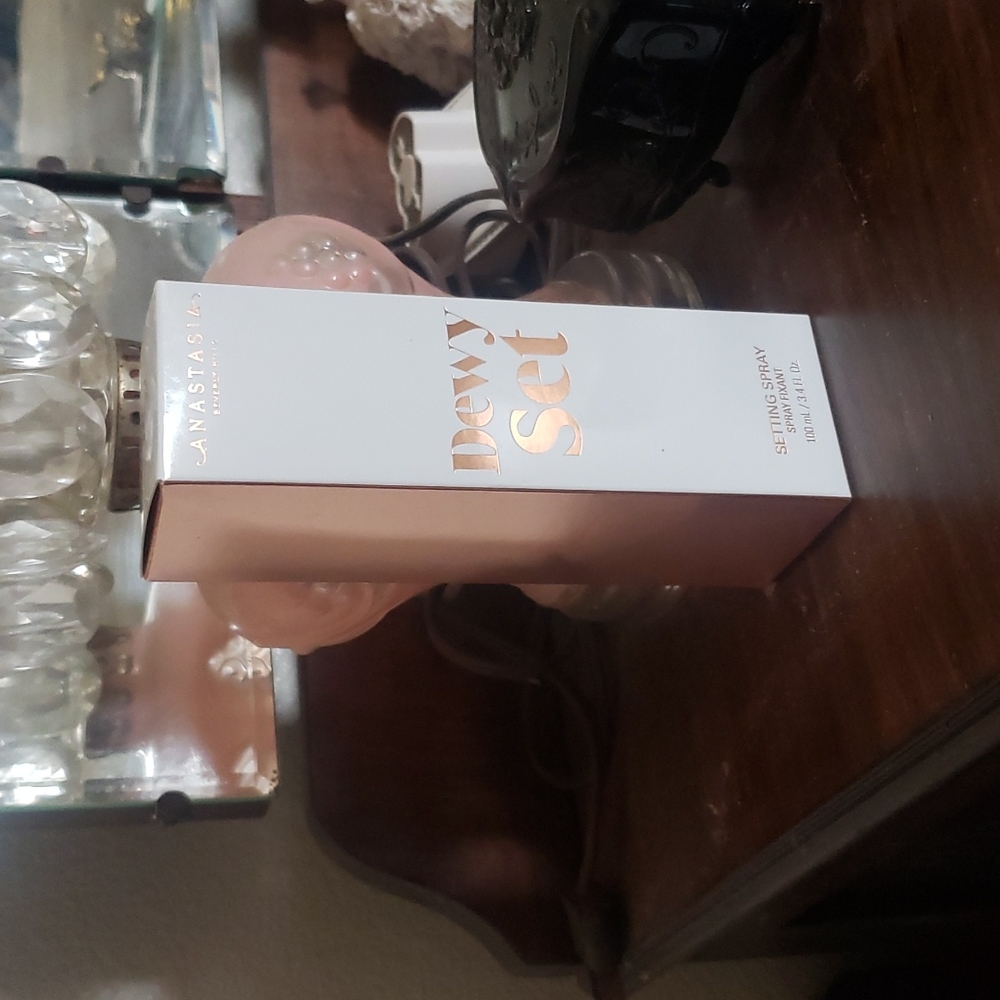 Anastasia Beverly hills setting spray